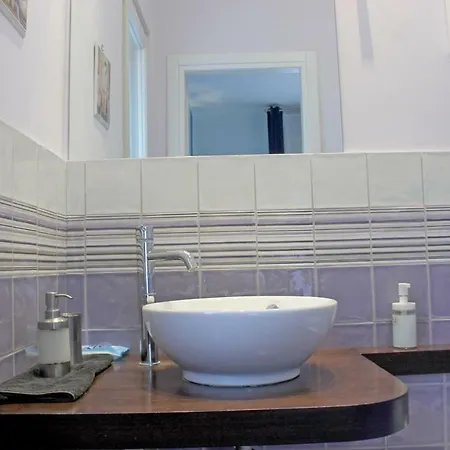 Homestay La Favorita - Ben Collegato Con L'aeroporto, La Di Mondello E Il Centro Citta