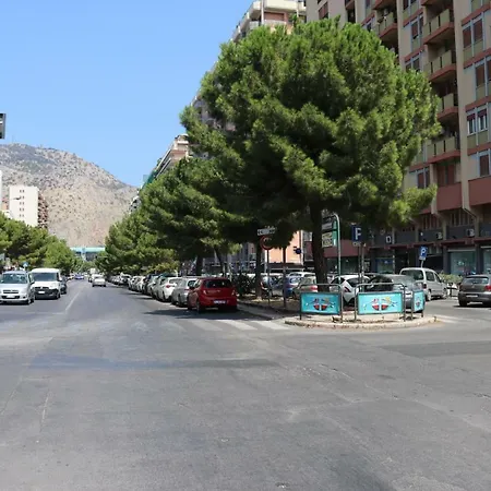 La Favorita - Ben Collegato Con L'aeroporto, La Di Mondello E Il Centro Citta Homestay *